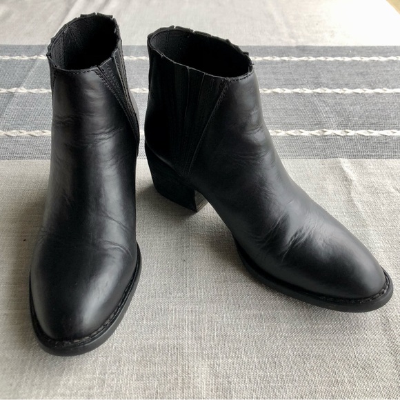 Versatile and Stylish Black Børn Sacramento Booties Leather Elastic Panels Sz 8 - Picture 2 of 10